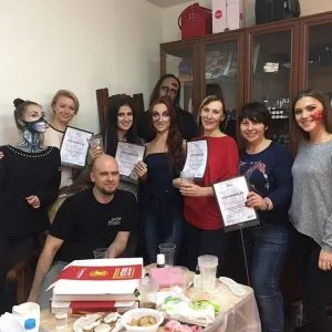 Майстер-клас дениса Райкова пластичний грим на Хеллоуїн зі шрамуванням, - жіночий блог про (наноситься тонкий шар) Майстер-клас дениса Райкова пластичний грим на Хеллоуїн зі шрамуванням, - жіночий блог про