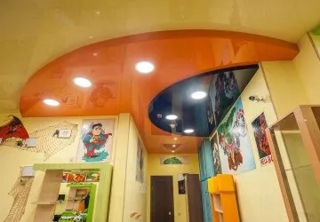 Багаторівневі натяжні стелі з підсвічуванням фото на кухні і в кімнаті (фото) Багаторівневі натяжні стелі з підсвічуванням фото на кухні і в кімнаті
