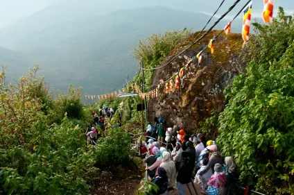 Пік адама (adam - s peak) або нічний підйом на висоту 2243 м (підйом) Пік адама (adam - s peak) або нічний підйом на висоту 2243 м