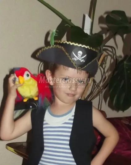 Піратська треуголка з кардстока своїми руками