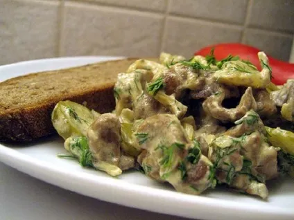 Нирки свинячі з солоними огірками