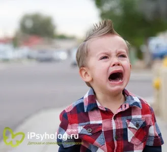 Дитина вередує і ниє