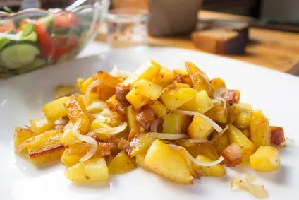 Рецепт смаженої картоплі з салом (шкварками) (страви з картоплею) Рецепт смаженої картоплі з салом (шкварками)