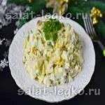 Салат з капусти з огірком і зеленим горошком, рецепт