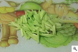 Салат з капусти, огірків і зеленого горошку, з оцтом (салат з капусти з оцтом) Салат з капусти, огірків і зеленого горошку, з оцтом