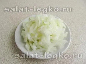 Салат з капусти з огірком і зеленим горошком, рецепт