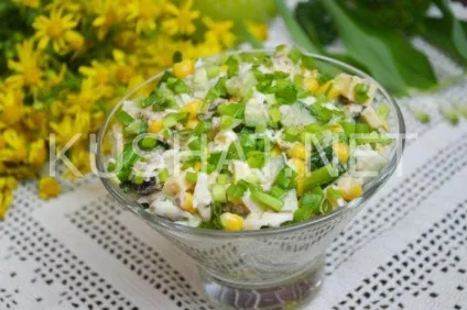 Салат зі шпротами, кукурудзою і огірком (листковий салат зі шпротами кукурудзою і огірком) Салат зі шпротами, кукурудзою і огірком