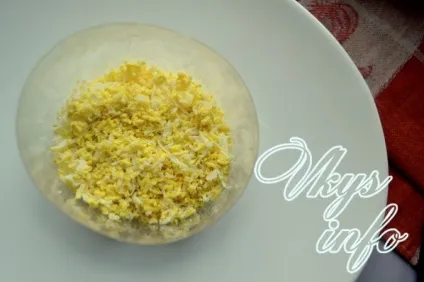 Салат зі шпротами і солоними огірками рецепт з фото