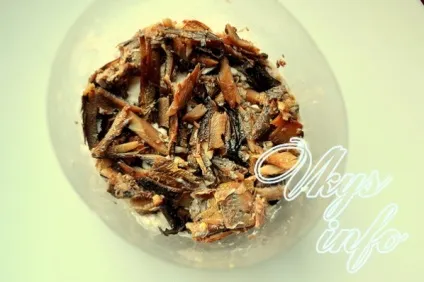 Салат зі шпротами і солоними огірками рецепт з фото