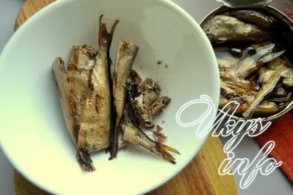 Салат зі шпротами і солоними огірками рецепт з фото