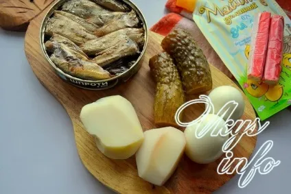 Салат зі шпротами і солоними огірками рецепт з фото
