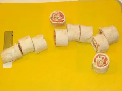 Рулети з лаваша з сьомгою і сиром (холодні закуски рецепти) Рулети з лаваша з сьомгою і сиром