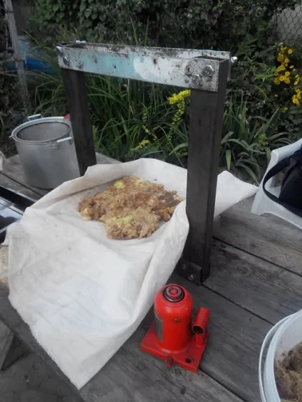 Саморобний прес з домкрата своїми руками (прес) Саморобний прес з домкрата своїми руками