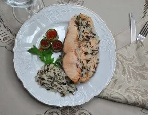 Сьомга, запечена з рисом