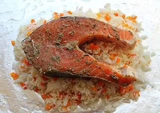 Сьомга з рисом в фользі, приготуй, сподобається!