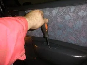 Зняття обшивки дверей