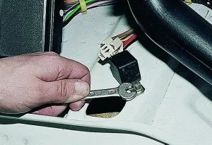 Зняття і заміна реле включення стартера ваз-2107, автолюбителі (стартера) Зняття і заміна реле включення стартера ваз-2107, автолюбителі