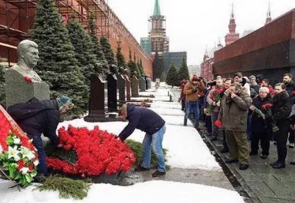 Сталін жив, Сталін живий, Сталін буде жити, Воскресенське час (можна порівнювати Гітлером) Сталін жив, Сталін живий, Сталін буде жити, Воскресенське час