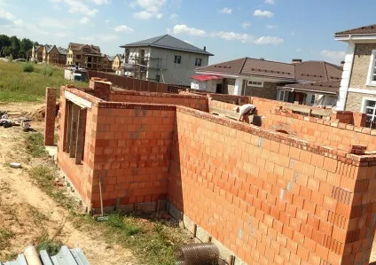 Будівництво будинку з керамічних блоків (кладка керамічних блоків) Будівництво будинку з керамічних блоків