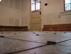 Укладання плитки на підлогу з використанням цементного розчину (горизонтальність) Укладання плитки на підлогу з використанням цементного розчину