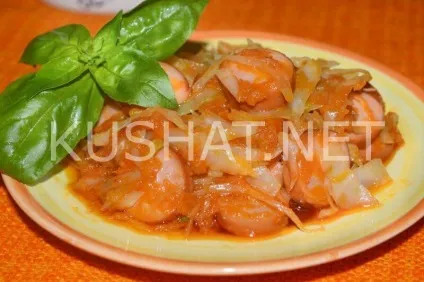 Тушкована капуста з сосисками