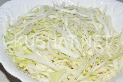 Тушкована капуста з сосисками