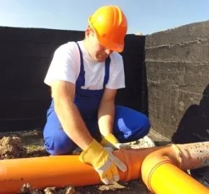 Ухил каналізаційної труби що веде до утворення засмічень