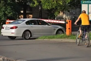 Установка шлагбаума на прибудинковій території що говорить закон (прибудинкової) Установка шлагбаума на прибудинковій території що говорить закон