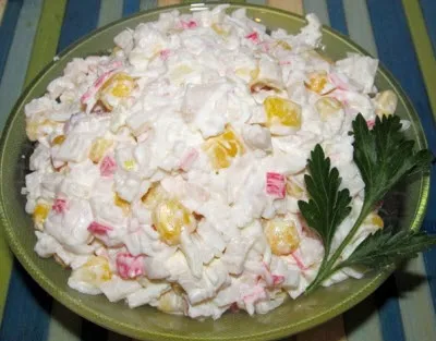 Смачний крабовий салат з кукурудзою (в домашніх умовах) Смачний крабовий салат з кукурудзою