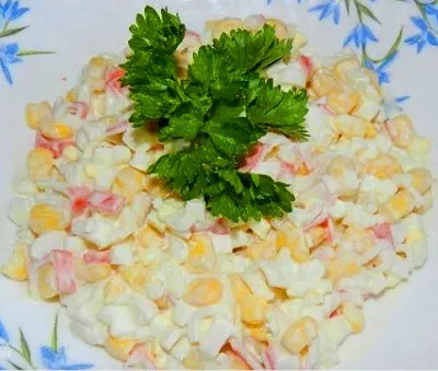 Смачний крабовий салат з кукурудзою (класичний) Смачний крабовий салат з кукурудзою