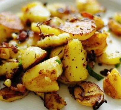 Смачна і ситна смажена картопля з шкварками (шкварками) Смачна і ситна смажена картопля зі шкварками