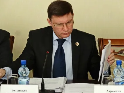 Влада повинна бути в руках народу »!