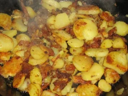 Смачна і ситна смажена картопля з шкварками (шкварками) Смачна і ситна смажена картопля зі шкварками