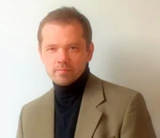 Художник малює квіти