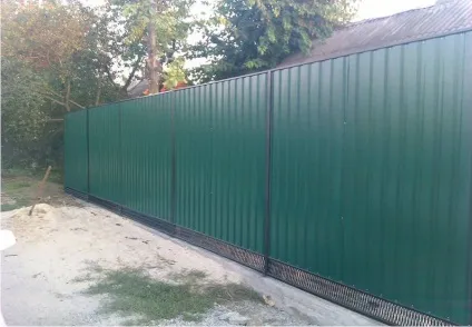 Закрити щілини під парканом