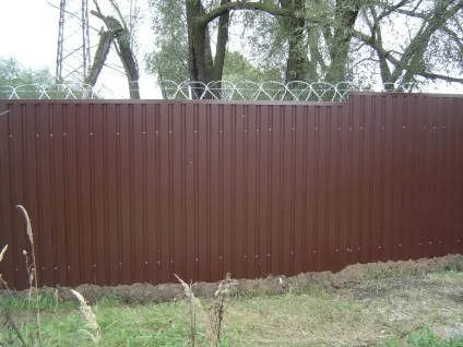 Закрити щілини під парканом
