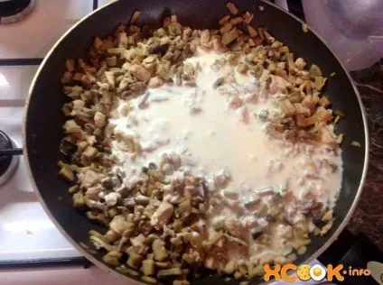 Жульєн в духовці - рецепт з фото, як приготувати з куркою і грибами на деку