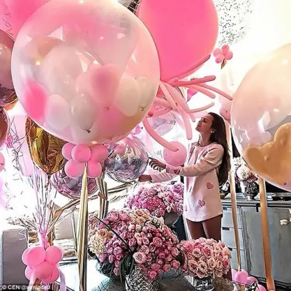 27-Літня модель playboy, яка вийшла заміж за 63-річного мільярдера, відсвяткувала річницю (27-річна) 27-Літня модель playboy, яка вийшла заміж за 63-річного мільярдера, відсвяткувала річницю