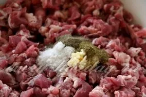Домашні ковбаски зі свинини, запечені в духовці (ковбаски) Домашні ковбаски зі свинини, запечені в духовці
