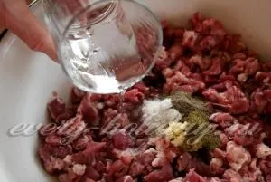 Домашні ковбаски зі свинини, запечені в духовці (рецепт) Домашні ковбаски зі свинини, запечені в духовці