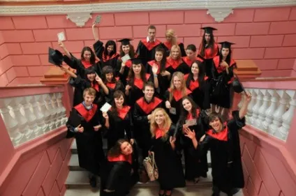 Історія академічних мантій, традиції випускатися в мантії (випускний) Історія академічних мантій, традиції випускатися в мантії