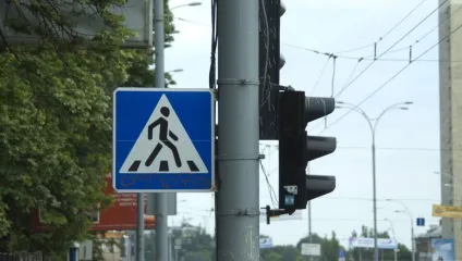Дорожній знак «пішохідний перехід» і все, що потрібно знати про нього автомобілісту (знак) Дорожній знак «пішохідний перехід» і все, що потрібно знати про нього автомобілісту