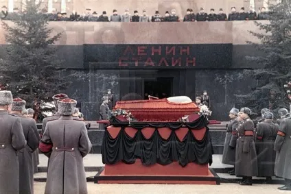Як сталіна з мавзолей прибрали