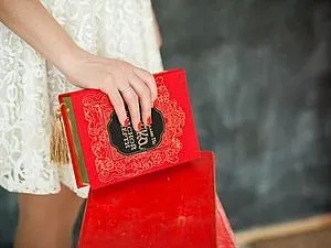 Клатчі у вигляді книг
