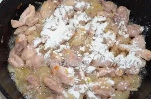 Курка в молочно - часниковому соусі