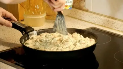 Курка в молочно-часниковому соусі
