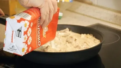 Курка в молочно-часниковому соусі