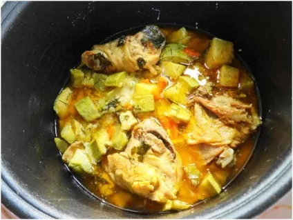 Курка з кабачками в мультиварці