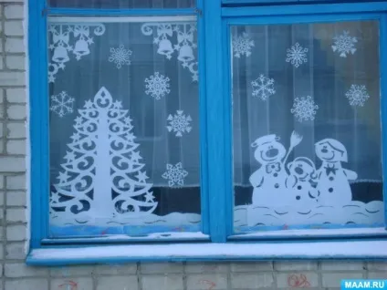 Новорічне прикраса вікон в дитячому саду (виховання дітей) Новорічне прикраса вікон в дитячому саду