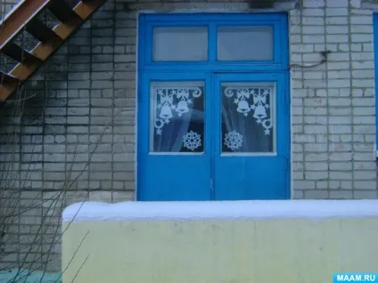 Новорічне прикраса вікон в дитячому саду (прикраса) Новорічне прикраса вікон в дитячому саду